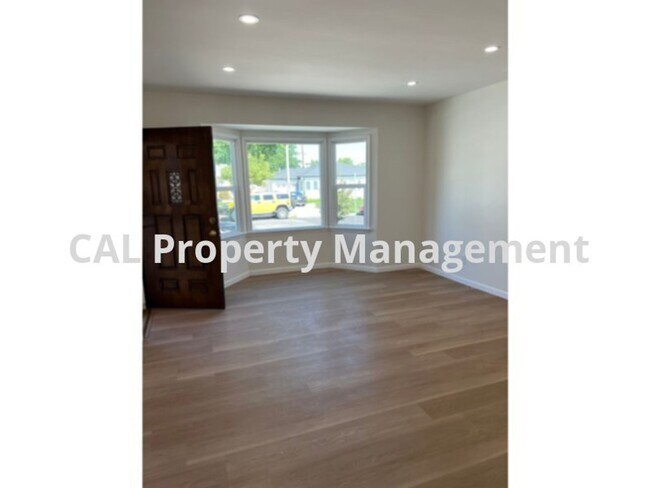 Building Photo - 2125 N Screenland Dr