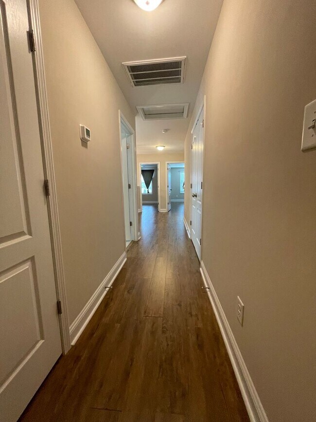 Building Photo - 3 Bedroom 3 Bathroom in Haymount! Pets okay