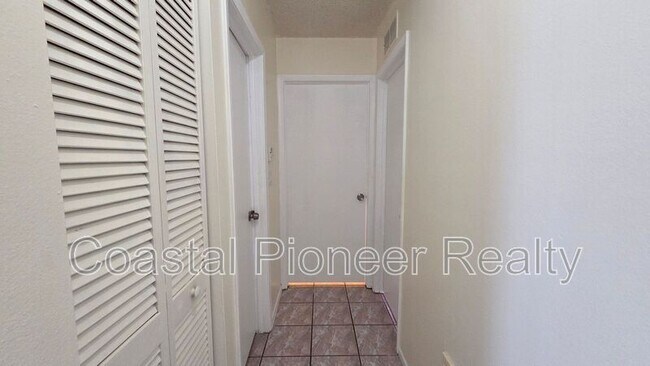 Building Photo - 4817 Cypress Tree Dr
