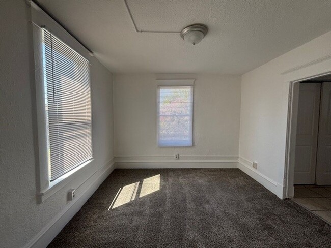 Building Photo - 2 Bed 1 Bath Updated Home