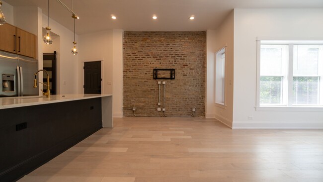 Building Photo - Stunning 3-Bedroom, 2-Bath Gem with In-Unit Washer/Dryer! Discover Uptown Living.