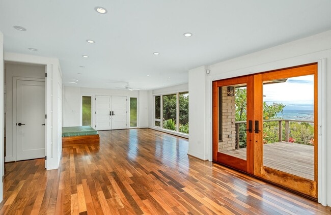 Building Photo - Beautiful Custom Built Home in Wailuku Heights, 2 Bed/3 Bath with Flex Room, Magnificent Ocean/Mo...