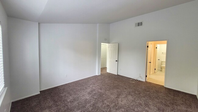 Building Photo - COMING IN FEBRUARY! 2 Bedroom 2.5 Bath Gat...