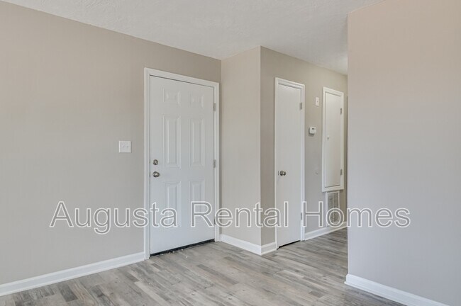 Building Photo - 150 Conifer Dr