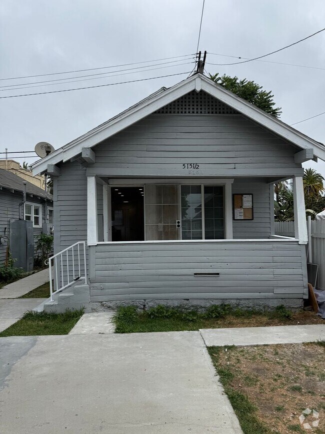 Building Photo - Stunning Modern Home- Fully Renovated