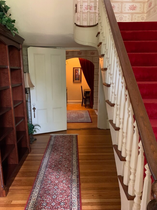 Building Photo - 105 Whitehead Ave NE