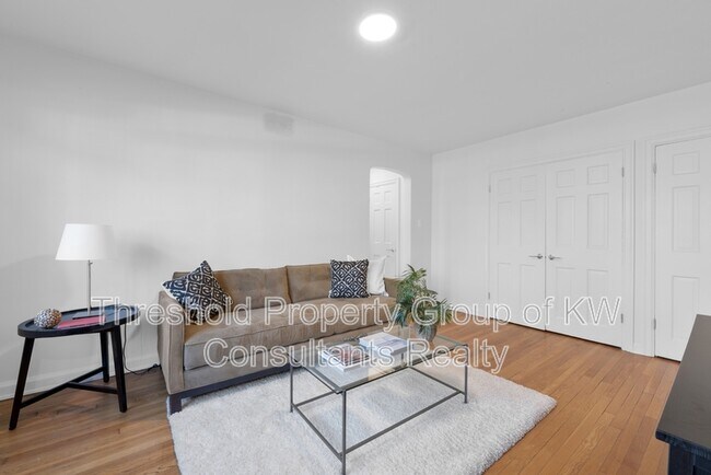 Building Photo - 451 E Town St