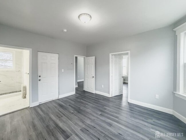 Building Photo - 556 Roosevelt Ave