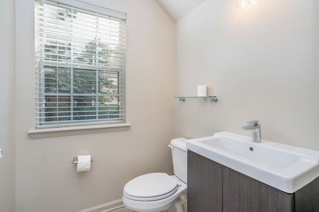 Building Photo - 2 bdrm, 2.5 bath Town Home steps away from...