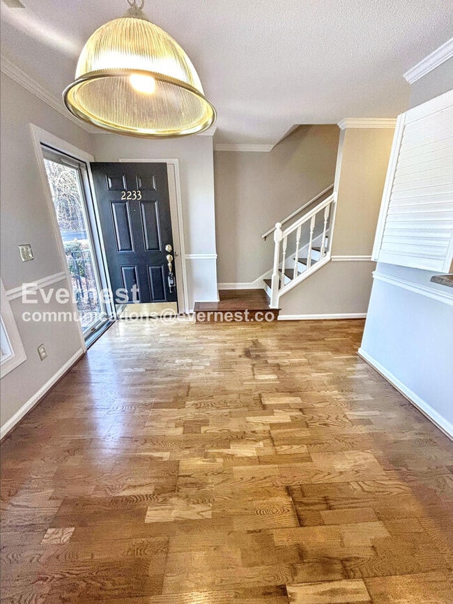 Building Photo - 2 Bed/2.5 Bath Condo with Off-Street Parking / Available Now!