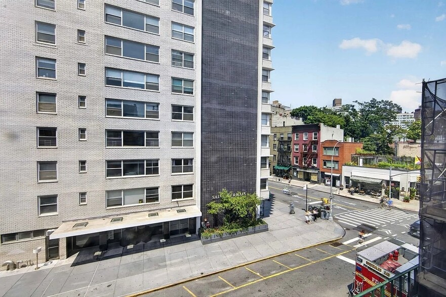 Building Photo - 130 W 10th St