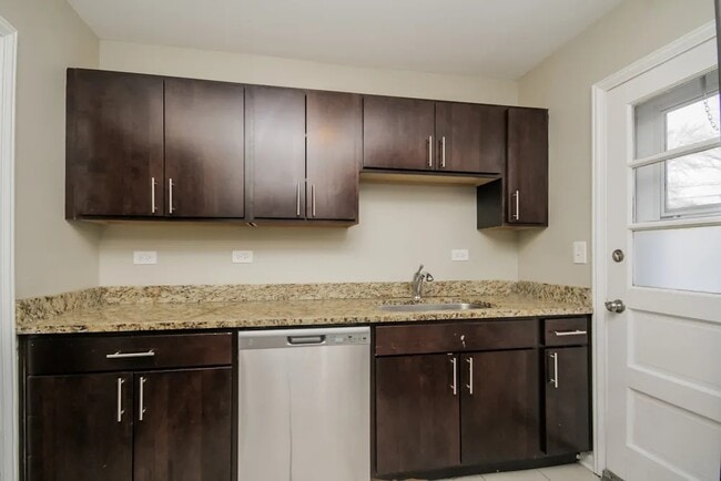 Building Photo - 5241 Lee St