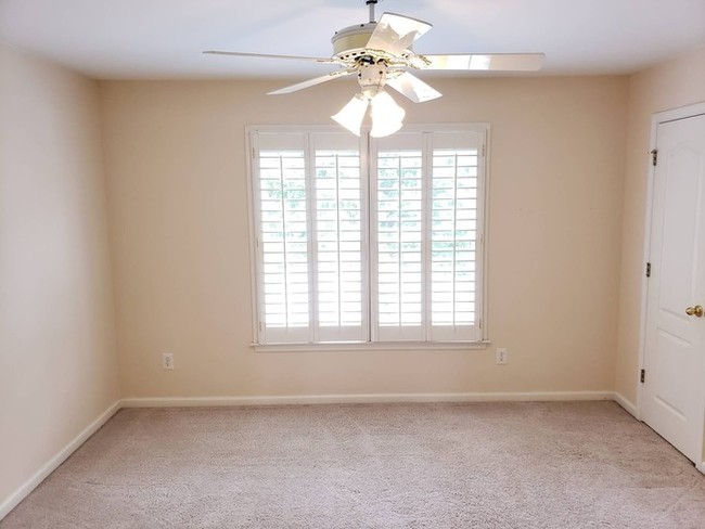 Building Photo - Johns Creek Beauty