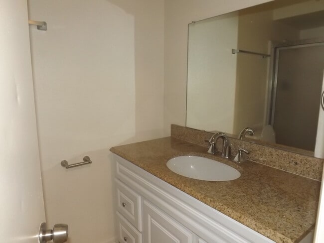 Building Photo - 5-Bedroom Home In Tempe