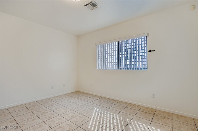 Building Photo - 501 W Van Buren Ave