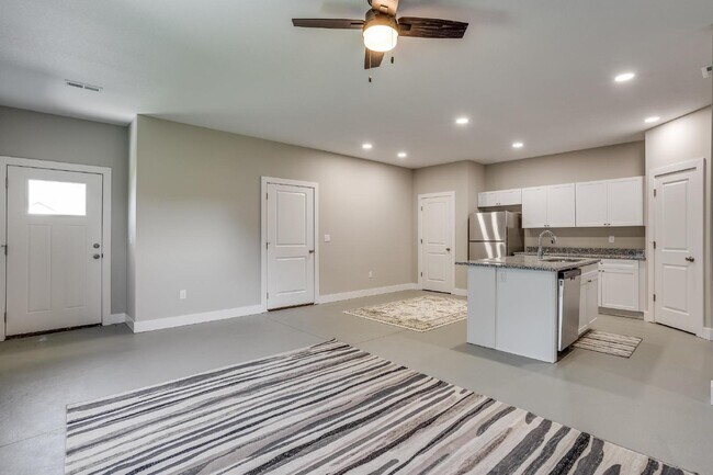 Building Photo - "Discover Modern Comfort: Spacious 3-Bed, 2-Bath Duplex in Charming Bel Aire, KS!"