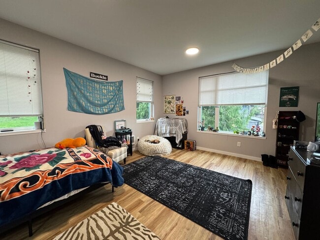 Building Photo - 6 Bed 5 Bath House Newer Updated Near Happy Valley, Fairhaven, WWU