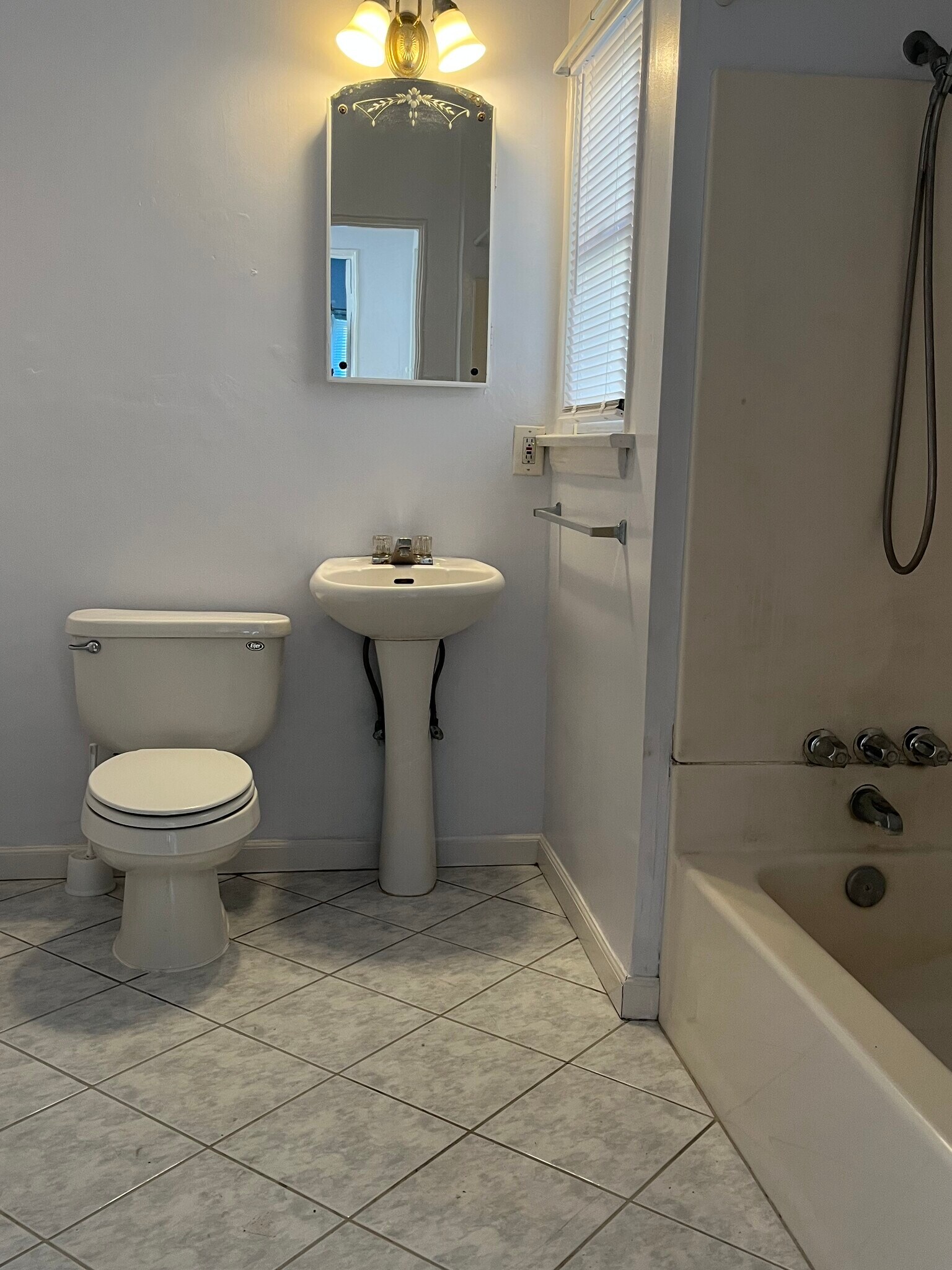 Large bathroom - 356 Walnut Ave