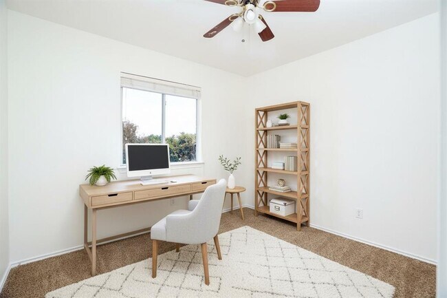 Building Photo - 140 Opal Lake Dr