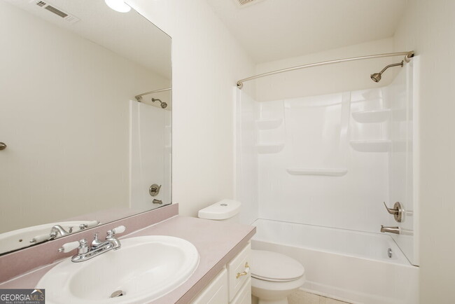 Building Photo - 1042 Whispering Woods Dr