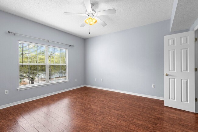 Building Photo - Great 1 Bedroom Unit at the Oaks!