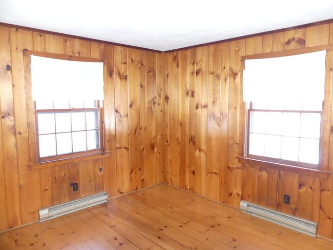 Building Photo - 82 River Rd