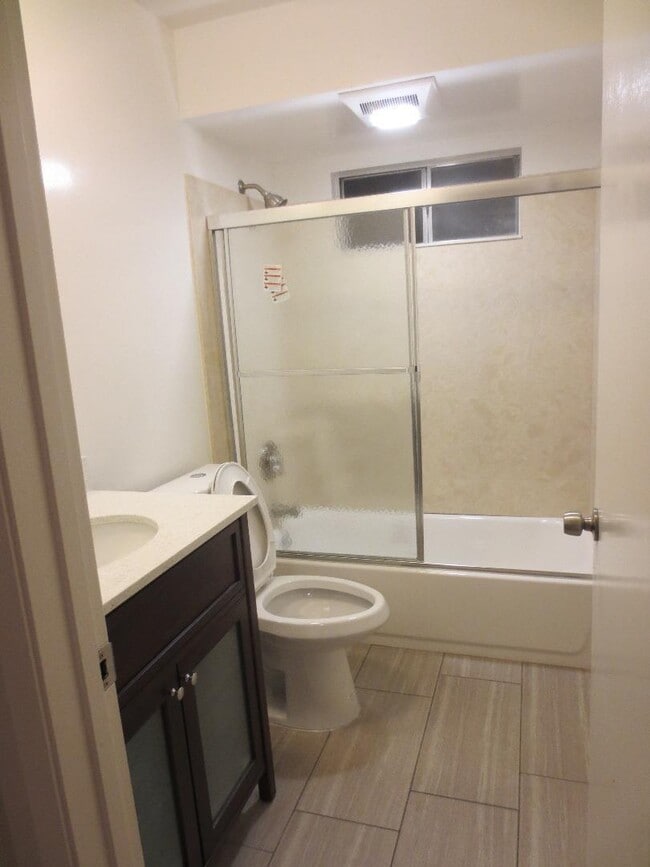 Building Photo - 670 Azara Pl