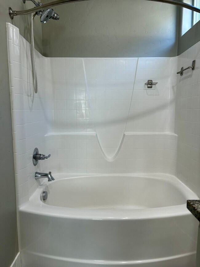 Building Photo - Luxury 3 Bedroom, 2 Bath Home with Granite...