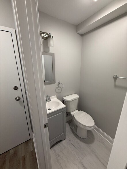 Building Photo - 744 W Gordon Terrace