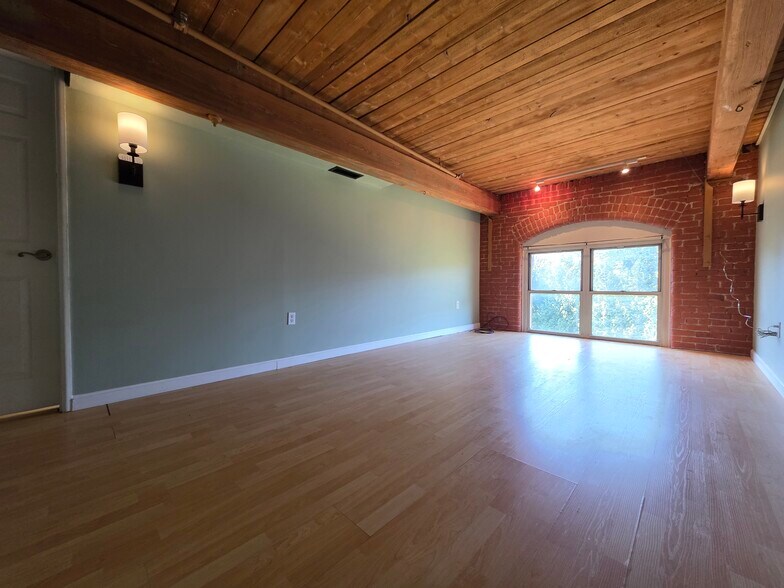Building Photo - 494 Woonasquatucket Ave