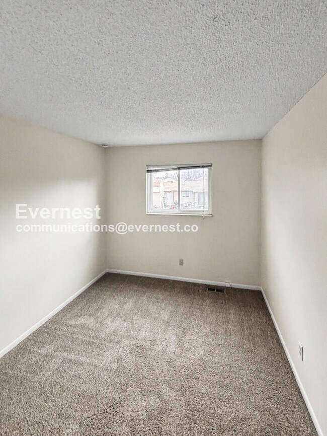 Building Photo - 5 Bed, 2.5 Bath Home with Fenced Yard & Garage / Available Soon!