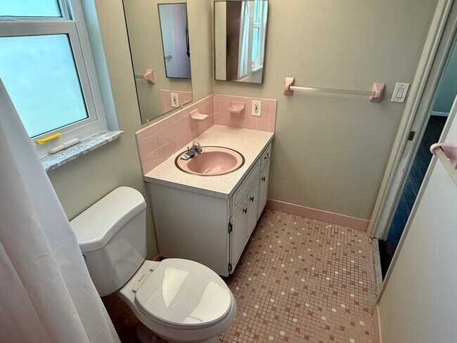 Building Photo - Beautiful Palm Harbor 2/2 Located on Peace...