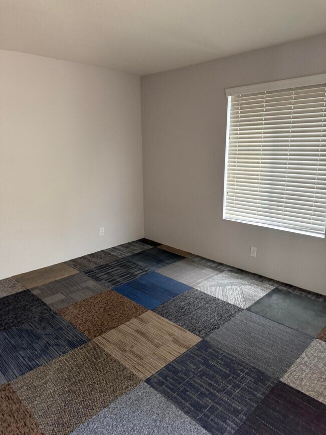 Building Photo - 2701 E Mesquite Ave