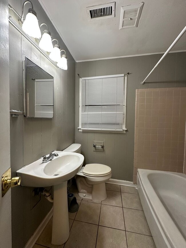 Building Photo - Spacious 4-Bedroom, 2-Bath Home in Quiet Chattanooga Neighborhood