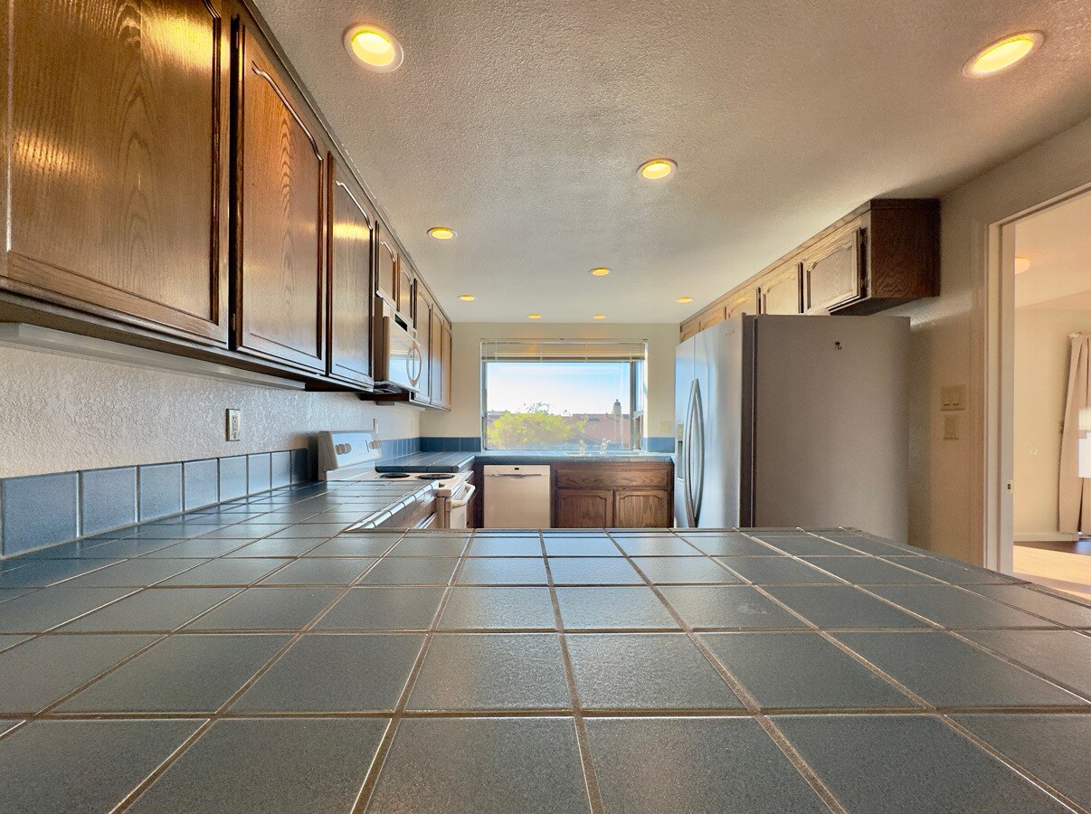 Building Photo - 2221 Pinehurst Way