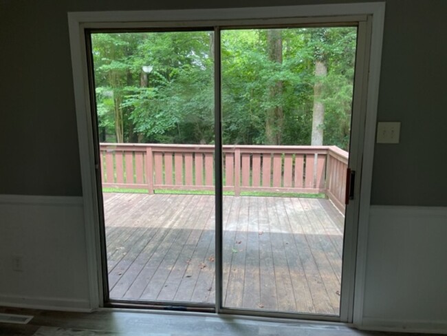 Building Photo - 3 bed, 2 full bath home located in Ashebor...