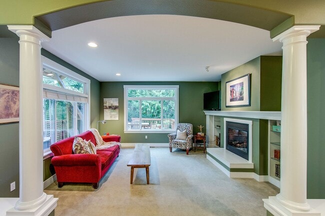Building Photo - Beautiful Bainbridge Home