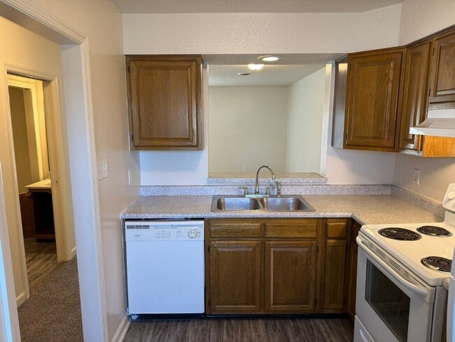 Building Photo - 9100 Parktop Ln NW