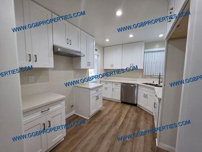 Building Photo - Gorgeous Turnkey 4 BD / 2.5 BA Home in Hawthorne