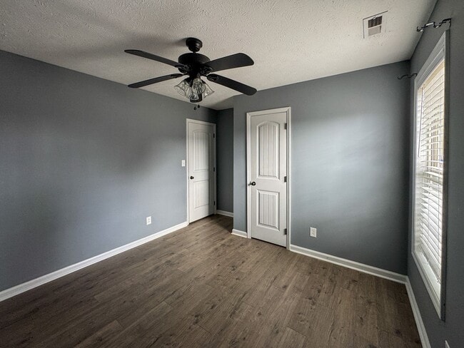 Building Photo - Charming 3 Bed 2 Bath Raeford Home with Fenced Backyard