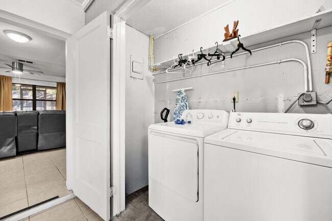 Building Photo - 735 SE 4th Ave