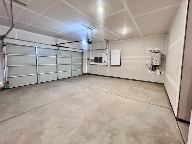 Building Photo - $2,595 Fowler & Dakota, 4 Bedroom 2 Bathro...
