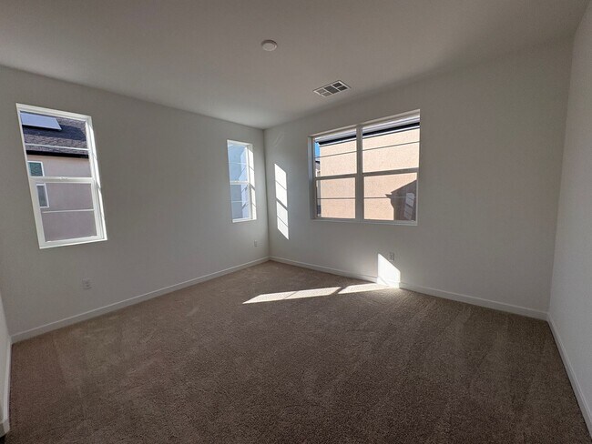 Building Photo - 3 Bed, 2.5 Bath townhome in Ontario!