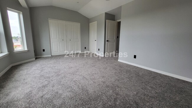 Building Photo - Spacious and Modern 3-Story Townhome - Mol...