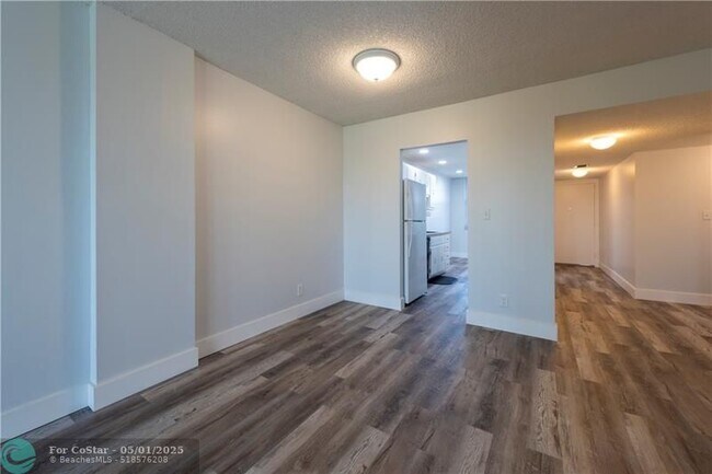 Building Photo - 250 Jacaranda Dr
