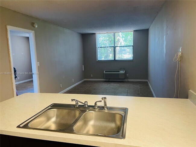 Building Photo - 2401 Riverside Dr