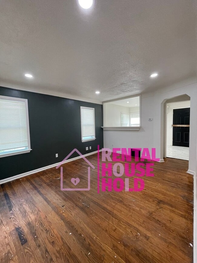 Building Photo - ~ 3 BEDROOM 1 BATH BUNGALOW FREE PRE-SCREEN
