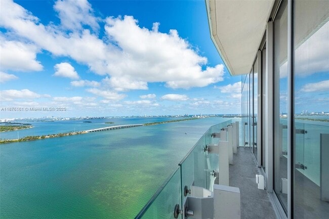 Building Photo - 700 NE 26th Terrace