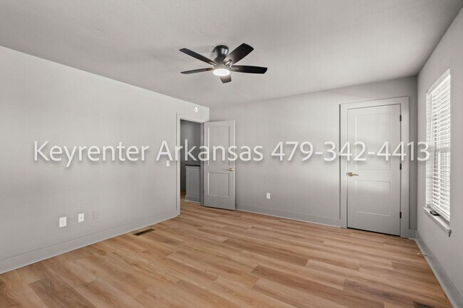 Building Photo - Beautifully renovated 3 bedroom, 2 bath | Fayetteville AR