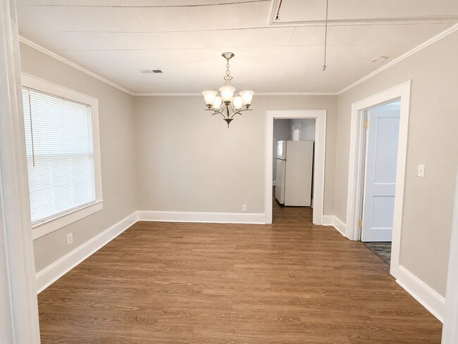 Building Photo - 406 Somers Ave